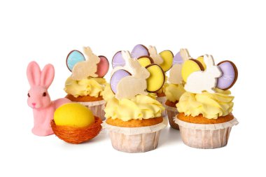 Beyaz arka planda yumurta ve tavşanlı lezzetli paskalya çörekleri.