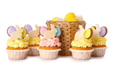 Beyaz arka planda yumurtaları olan lezzetli paskalya çörekleri.