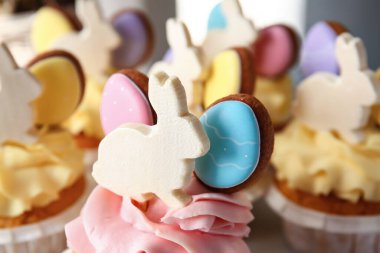 Lezzetli paskalya çörekleri masada, yakın plan.