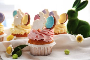 Lezzetli paskalya çörekleri masada, yakın plan.