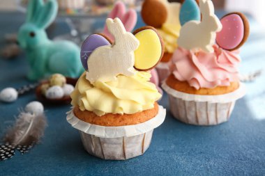 Renkli arkaplanda Paskalya kekleri, yakın plan.