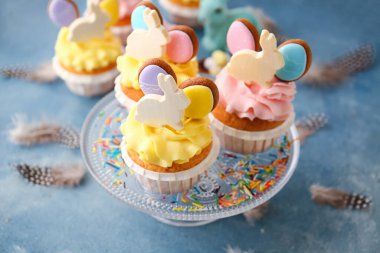 Renkli arka planda Paskalya çörekleri, yakın plan