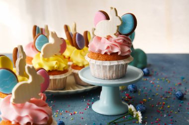 Lezzetli paskalya çörekleri ve şekerlemeler masada, yakın plan.