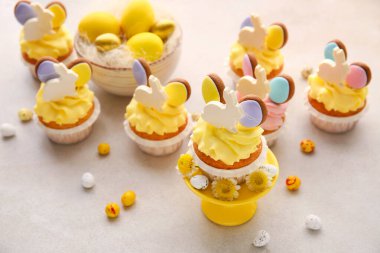 Paskalya çörekleri ve arka planda yumurtalar, yakın plan.