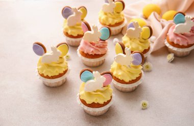 Paskalya çörekleri ve çiçekleri hafif arka planda.