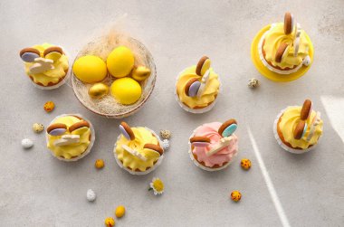 Paskalya çörekleri ve hafif arka planda yumurtalar.