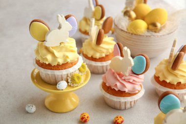 Paskalya çörekleri ve arka planda yumurtalar, yakın plan.