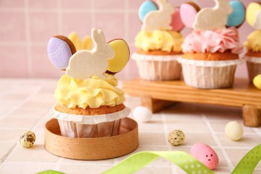 Renkli arka planda Paskalya çöreği ve yumurta, yakın plan.