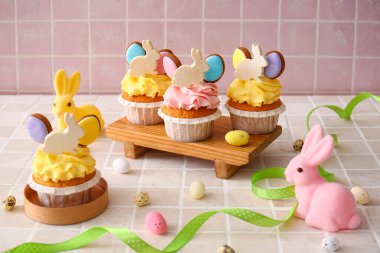 Renkli yumurta ve tavşanlı Paskalya kekleri.