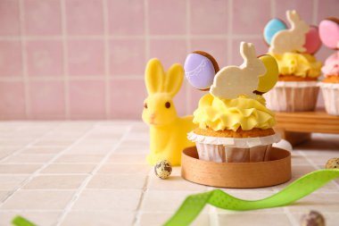 Renkli arka planda Paskalya çöreği ve tavşan, yakın plan.
