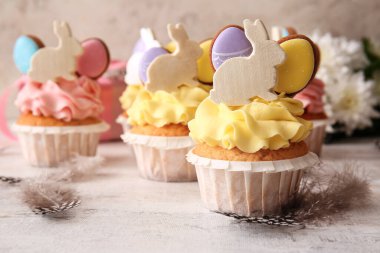 Paskalya çörekleri ve hafif arka planda tüyler, yakın plan.