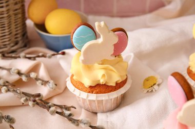 Lezzetli Paskalya çöreği ve renk arkaplanda söğüt dalları, yakın plan.