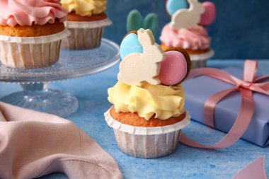 Mavi arka planda Paskalya keki, yakın plan.