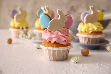 Paskalya çörekleri ve arka planda yumurtalar, yakın plan.