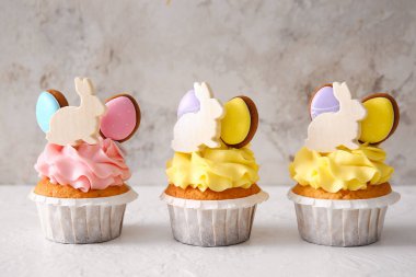 Hafif arkaplanda Paskalya kekleri