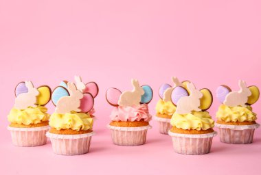 Pembe bir arka plan üzerinde lezzetli Paskalya kek