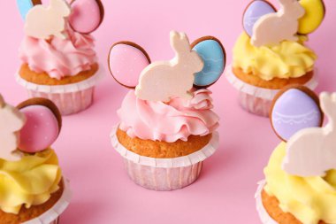 Pembe arka planda Paskalya kekleri, yakın plan.