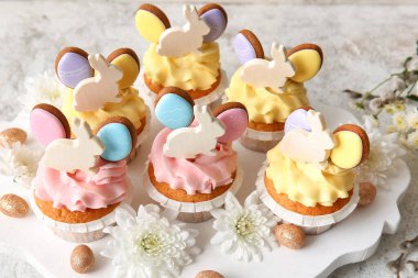 Lezzetli paskalya çörekleri, hafif arka planda yumurtalar ve çiçekler, yakın plan.