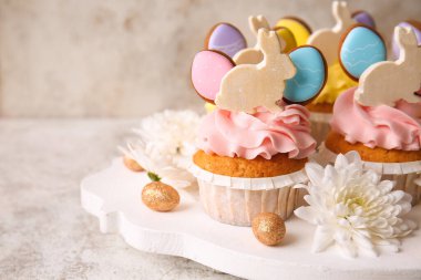 Lezzetli paskalya çörekleri, hafif arka planda yumurtalar ve çiçekler, yakın plan.