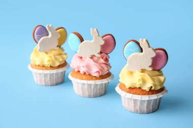 Mavi arka planda Paskalya kekleri