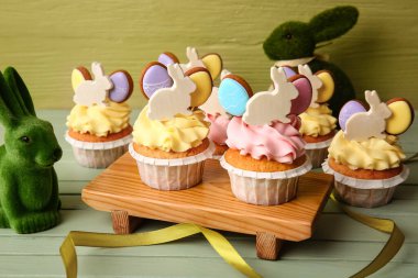 Tahta masada lezzetli paskalya çörekleri olan bir pano.