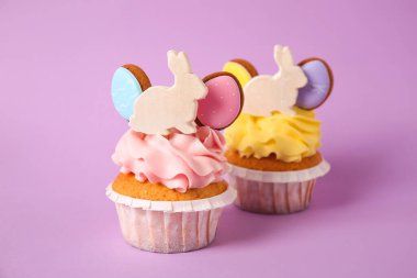 Mor arka planda Paskalya kekleri, yakın plan.