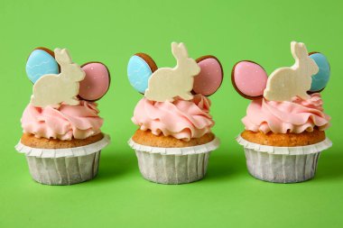 Yeşil arka planda Paskalya kekleri