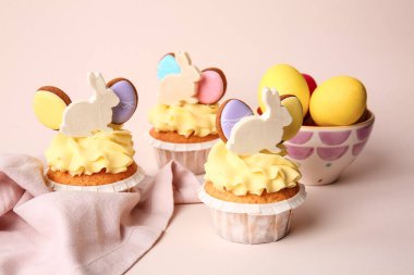 Pembe bir arka plan üzerinde lezzetli Paskalya kek