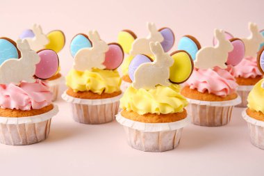 Pembe arka planda Paskalya kekleri, yakın plan.