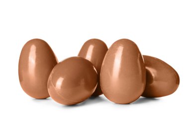 Beyaz arka planda izole edilmiş çikolatalı paskalya yumurtaları