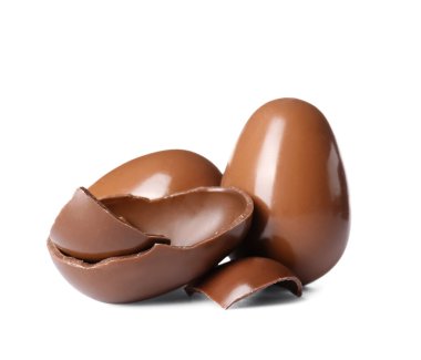 Beyaz arka planda izole edilmiş çikolatalı paskalya yumurtaları