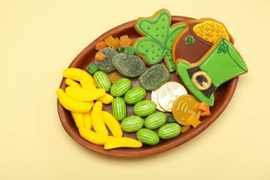 Bej arka planda Aziz Patrick Günü kutlamaları için farklı tatlılar.