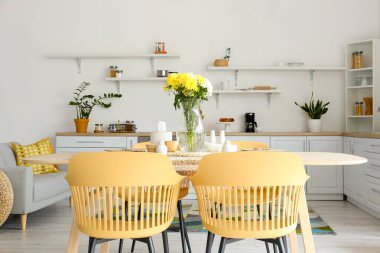 Modern mutfakta Uluslararası Kadınlar Günü kutlamaları için servis edilen yemek masası.