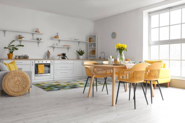 Uluslararası Kadınlar Günü kutlamaları için açık mutfakta servis edilen yemek masası.