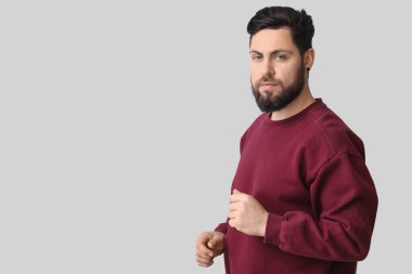 Hafif arka planda şık sakallı adam.