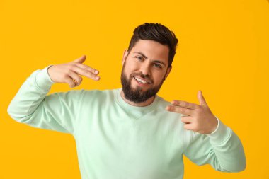 Sarı arka planda şık sakallı adam.