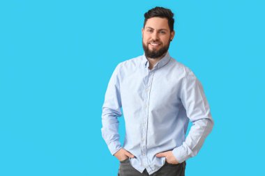 Mavi arka planda şık sakallı adam