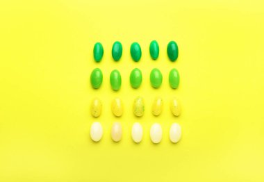 Renkli arkaplanda çok renkli jelibon.