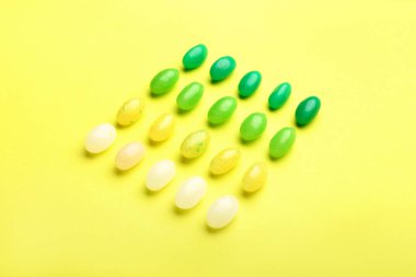 Renkli arkaplanda çok renkli jelibon.