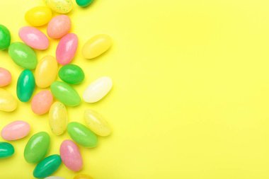 Renkli arkaplanda çok renkli jelibon.