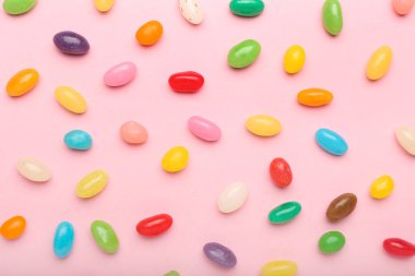 Renkli arkaplanda çok renkli jelibon.