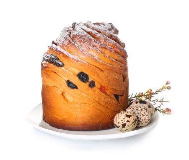 Lezzetli Paskalya pastası ve beyaz arka planda yumurta tabağı.