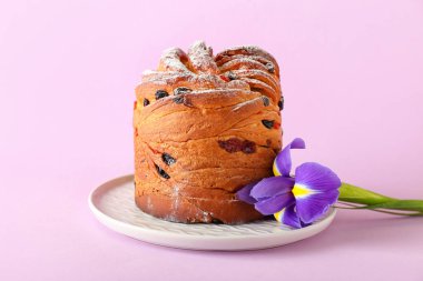 Lezzetli Paskalya pastası ve pembe arka planda zambaklı süsen çiçeği.