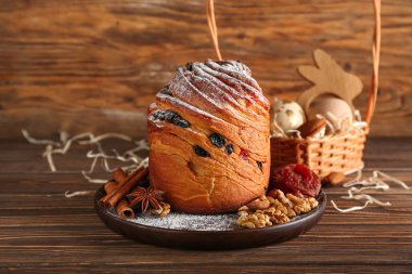 Ahşap zemin üzerinde lezzetli Paskalya pastası olan tabak.