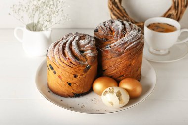 Lezzetli Paskalya pastası ve yumurtalı tabak.