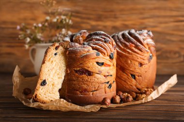 Ahşap arka planda lezzetli Paskalya pastaları