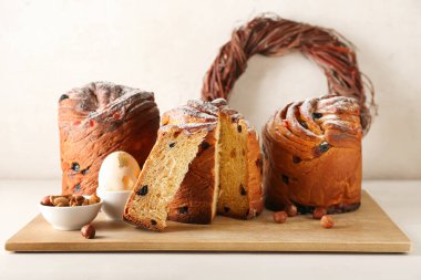 Lezzetli paskalya pastalarıyla ahşap tahta masa.