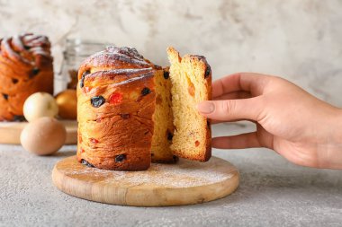 Kadın lezzetli paskalya pastası yiyor.