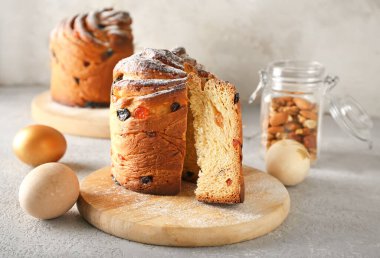 Lezzetli Paskalya pastası ve yumurtalı ahşap tahta.