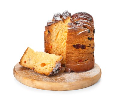 Beyaz arka planda lezzetli Paskalya pastası olan ahşap tahta tahta.